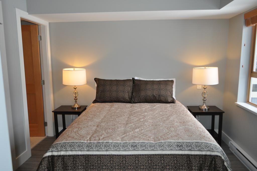 Tyndalstone Lodge 3 Bedroom In The Heart Of Village North Whistler Buitenkant foto