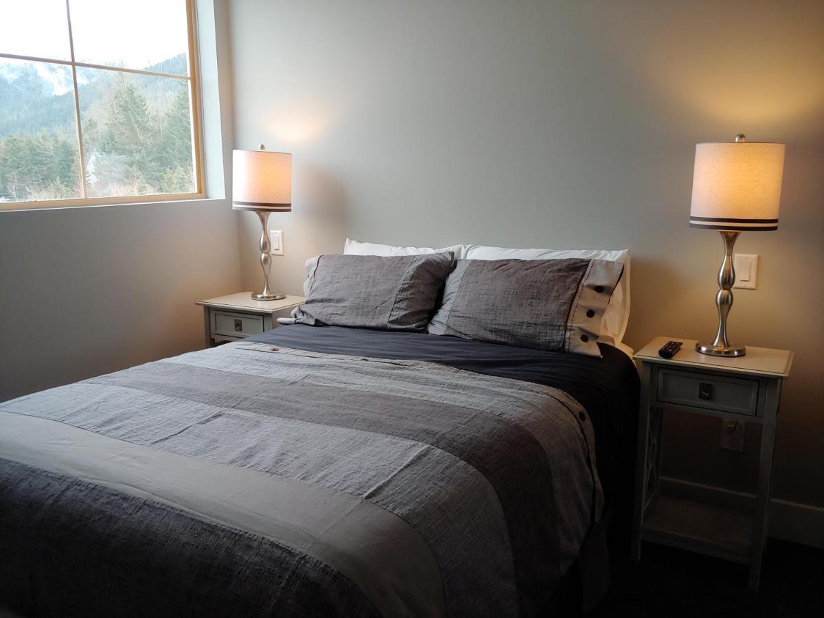 Tyndalstone Lodge 3 Bedroom In The Heart Of Village North Whistler Buitenkant foto