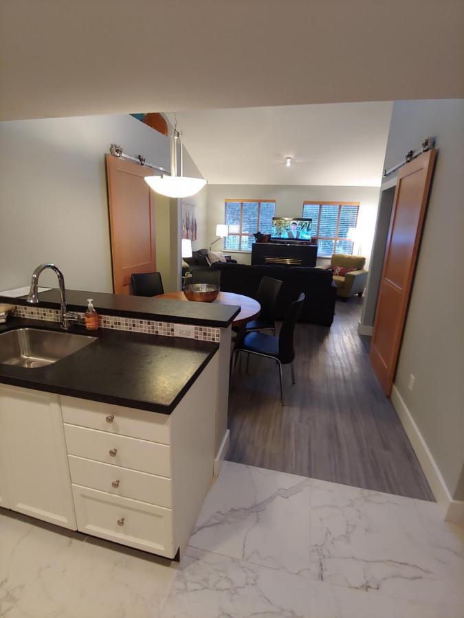 Tyndalstone Lodge 3 Bedroom In The Heart Of Village North Whistler Buitenkant foto